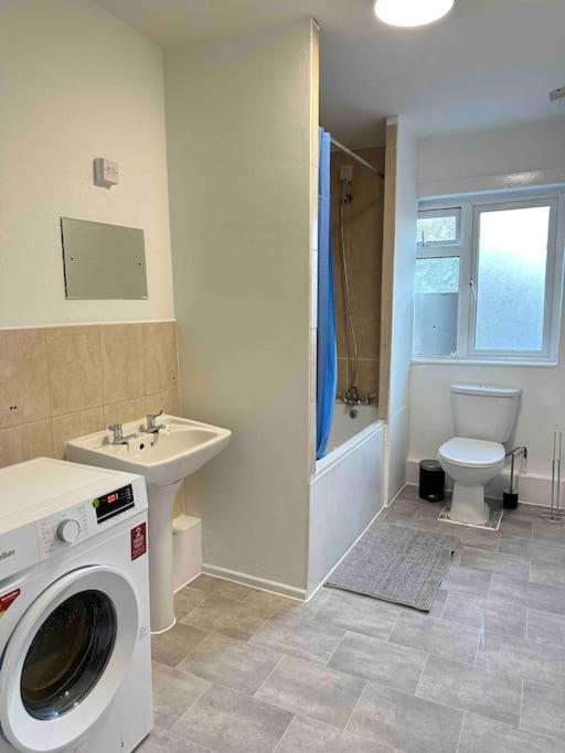 2 Bed Apt Sofa Bed Up To 6 London Exterior foto